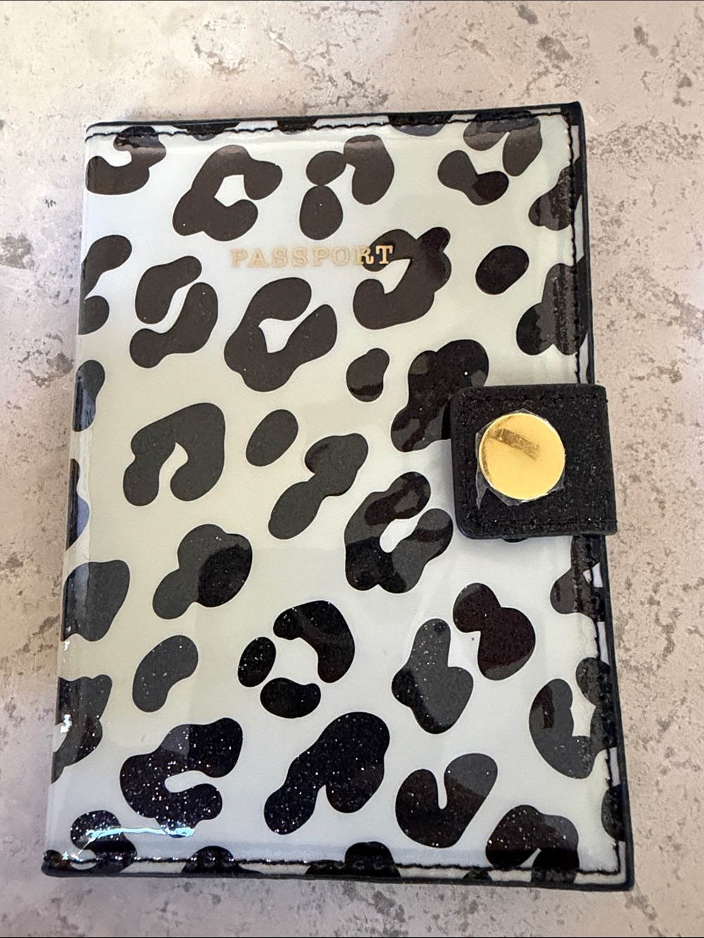 NWOT GRAPHIQUE Black and White Leopard Print Passport Holder with Gold Snap
